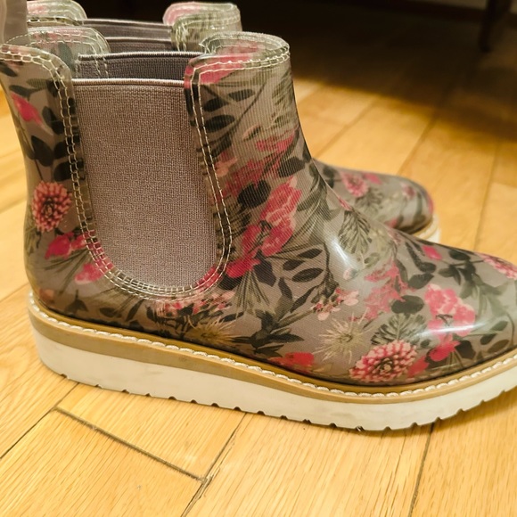 Cougar Kensington waterproof Chelsea boot.
Size 6 used - Picture 6 of 10